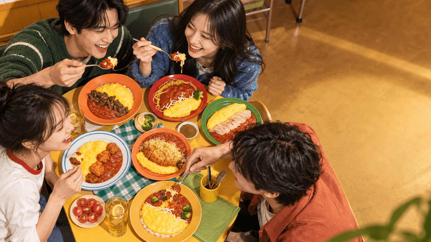 토요커리 메뉴를 함께 즐기는 한국인 친구들